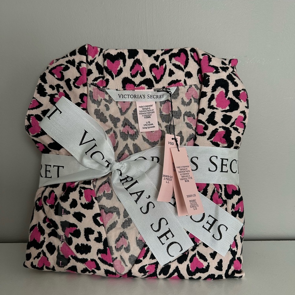 NWT Victoria's Secret Pink and Black Leopard Heart Pajama Set
